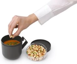 Brabantia Make & Take Soepbeker - 0,6 L - Kunststof - Dark Grey -Levensrandproducten 1200x1004 1