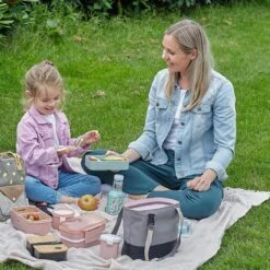 Homra Lunchbox STAQS Pink - Bento Box - 2 Laags Broodtrommel - 3 Compartimenten - Roze - Lunch To Go - Duurzaam Kunststof - BPA Vrij - 3 Vaks Lunchtrommel Voor Volwassenen - Inclusief Bestek - Magnetron, Diepvries, Vaatwasser Bestendig - Vers Houden -Levensrandproducten 1200x1200 1600