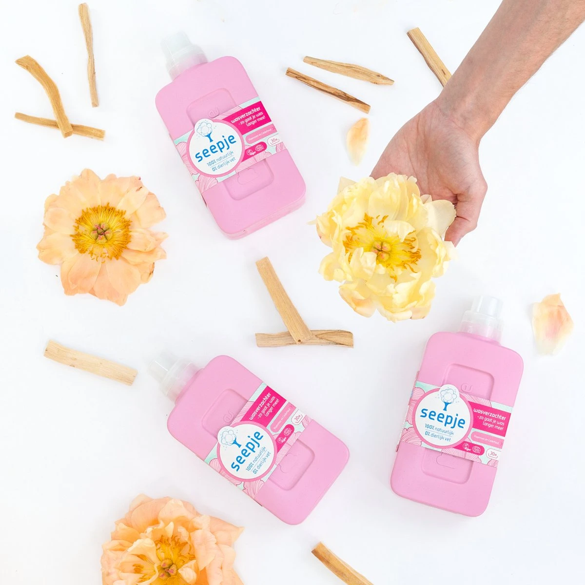 Seepje Wasverzachter - Pioenroos En Cederhout – Natuurlijke Ingredienten - 4 X 30 Wasbeurten - 4 X 750ML 4 Seepje Wasverzachter - Pioenroos En Cederhout – Natuurlijke Ingredienten - 4 X 30 Wasbeurten - 4 X 750ML - Afbeelding 4