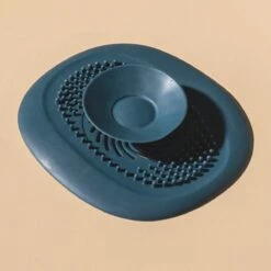 Heuts Goods - Gootsteenzeef - Gootsteenstop - Afvoerzeef - Afvoerstop - Spoelbal - Bad - Douchebak - Keuken - Wasbak - Badkuip - Siliconen - Donkerblauw -Levensrandproducten 1200x1200 916