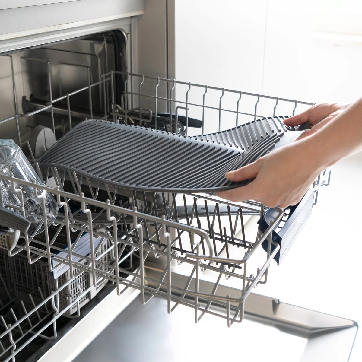 Navaris Siliconen Droogmat Met Afvoer - Aanrecht Droogmat Voor Afwas, Borden, Bestek, Glazen - Grijs 6 Navaris Siliconen Droogmat Met Afvoer - Aanrecht Droogmat Voor Afwas, Borden, Bestek, Glazen - Grijs - Afbeelding 6