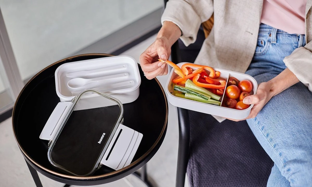 Homra Lunchbox STAQS Grey - Bento Box - 2 Laags Broodtrommel - 3 Compartimenten - Grijs - Lunch To Go - Duurzaam Kunststof - BPA Vrij - 3 Vaks Lunchtrommel Voor Volwassenen - Inclusief Bestek - Magnetron, Diepvries, Vaatwasser Bestendig - Vers Houden 6 Homra Lunchbox STAQS Grey - Bento Box - 2 Laags Broodtrommel - 3 Compartimenten - Grijs - Lunch To Go - Duurzaam Kunststof - BPA Vrij - 3 Vaks Lunchtrommel Voor Volwassenen - Inclusief Bestek - Magnetron, Diepvries, Vaatwasser Bestendig - Vers Houden - Afbeelding 6