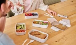 Homra Lunchbox STAQS Grey - Bento Box - 2 Laags Broodtrommel - 3 Compartimenten - Grijs - Lunch To Go - Duurzaam Kunststof - BPA Vrij - 3 Vaks Lunchtrommel Voor Volwassenen - Inclusief Bestek - Magnetron, Diepvries, Vaatwasser Bestendig - Vers Houden 29 Homra Lunchbox STAQS Grey - Bento Box - 2 Laags Broodtrommel - 3 Compartimenten - Grijs - Lunch To Go - Duurzaam Kunststof - BPA Vrij - 3 Vaks Lunchtrommel Voor Volwassenen - Inclusief Bestek - Magnetron, Diepvries, Vaatwasser Bestendig - Vers Houden -Levensrandproducten 1200x720 16