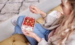 Homra Lunchbox STAQS Pink - Bento Box - 2 Laags Broodtrommel - 3 Compartimenten - Roze - Lunch To Go - Duurzaam Kunststof - BPA Vrij - 3 Vaks Lunchtrommel Voor Volwassenen - Inclusief Bestek - Magnetron, Diepvries, Vaatwasser Bestendig - Vers Houden -Levensrandproducten 1200x720 6