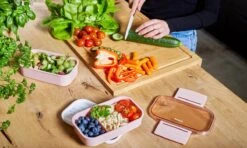 Homra Lunchbox STAQS Pink - Bento Box - 2 Laags Broodtrommel - 3 Compartimenten - Roze - Lunch To Go - Duurzaam Kunststof - BPA Vrij - 3 Vaks Lunchtrommel Voor Volwassenen - Inclusief Bestek - Magnetron, Diepvries, Vaatwasser Bestendig - Vers Houden -Levensrandproducten 1200x720 7