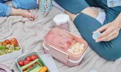 Homra Lunchbox STAQS Pink - Bento Box - 2 Laags Broodtrommel - 3 Compartimenten - Roze - Lunch To Go - Duurzaam Kunststof - BPA Vrij - 3 Vaks Lunchtrommel Voor Volwassenen - Inclusief Bestek - Magnetron, Diepvries, Vaatwasser Bestendig - Vers Houden -Levensrandproducten 1200x720 8