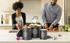 Professionele Bewaardozen - Set Van 3 - Voor Aardappels, Uien En Knoflook - Retro Design - Voorraadcontainer Van Metaal - Keukenopslag - Groentes Bewaren Voor Lange Tijd - Perfect Cadeau Voor In De Keuken -Levensrandproducten 1200x742 5