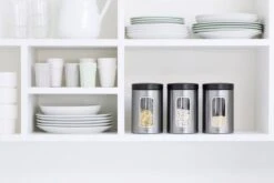 Brabantia Voorraadbus - 1,4 L - Matt Steel Fingerprint Proof / Matt Black Deksel - Met Venster -Levensrandproducten 1200x800 34