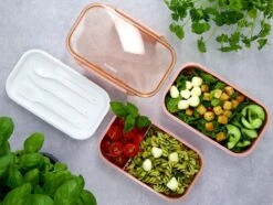 Homra Lunchbox STAQS Pink - Bento Box - 2 Laags Broodtrommel - 3 Compartimenten - Roze - Lunch To Go - Duurzaam Kunststof - BPA Vrij - 3 Vaks Lunchtrommel Voor Volwassenen - Inclusief Bestek - Magnetron, Diepvries, Vaatwasser Bestendig - Vers Houden -Levensrandproducten 1200x905 7