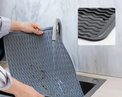 Merkloos Afdruipmat - Pannenonderzetter- Siliconen Mat - Zwart - 30 X 40 CM - Met Ophanggat - Hittebestendig -Levensrandproducten 1200x954