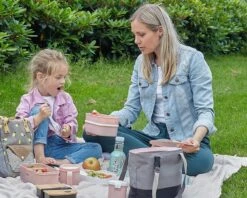 Homra Lunchbox STAQS Pink - Bento Box - 2 Laags Broodtrommel - 3 Compartimenten - Roze - Lunch To Go - Duurzaam Kunststof - BPA Vrij - 3 Vaks Lunchtrommel Voor Volwassenen - Inclusief Bestek - Magnetron, Diepvries, Vaatwasser Bestendig - Vers Houden -Levensrandproducten 1200x960 3