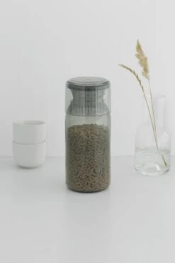 Brabantia Voorraadbussen Met Maatbeker Set Van 2 - 1,3 L - Dark Grey -Levensrandproducten 799x1200 14