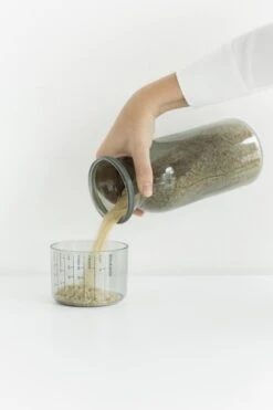 Brabantia Voorraadbussen Met Maatbeker Set Van 2 - 1,3 L - Dark Grey -Levensrandproducten 799x1200 15