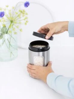 Brabantia Voorraadbus - 1,4 L - Matt Steel Fingerprint Proof / Matt Black Deksel - Met Venster -Levensrandproducten 895x1200 6